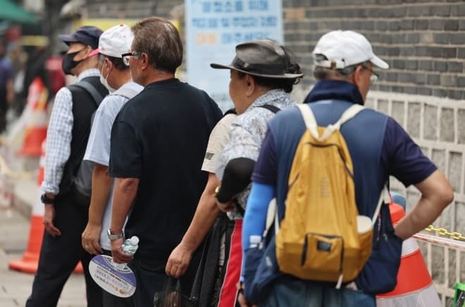 기초생활보장 수급자 284만 명 육박…노인 10명 중 1명은 수급 대상