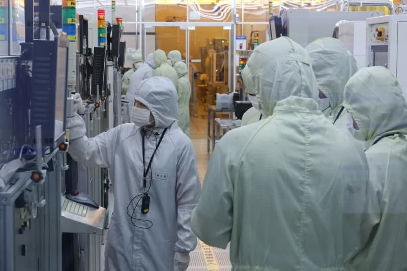고동진 '반도체 R&D 주52시간 예외' 법안 발의…지역 차별 안 돼