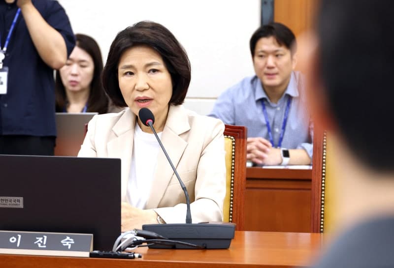 과방위 복귀한 이진숙 의원, 여야 이해충돌 공방 격화