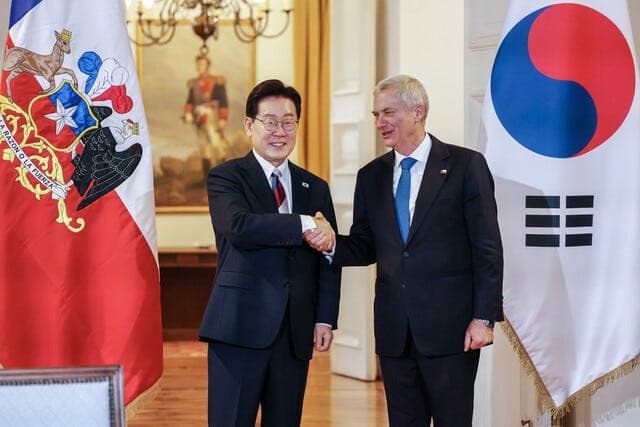 칠레 산티아고 '한국의 거리' 찾은 이재명 대통령 부부, 동포들과 소통