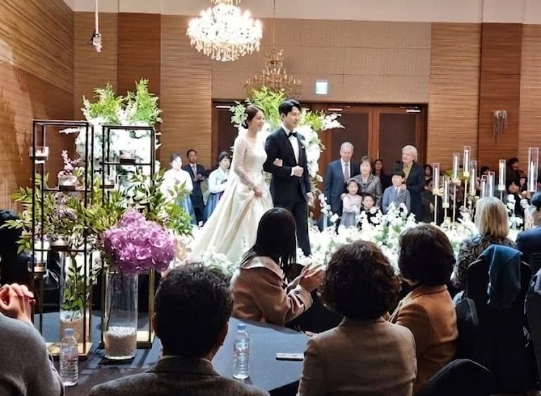 엄마 외모 창피해 결혼식서 배제한 직원 해고한 380억 성과급 회장