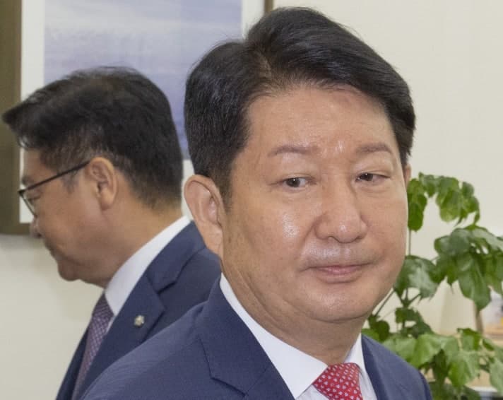 '멱살 논란' 권영진, 당 지도부 탈당 권유 거부하고 윤리위 징계 수용