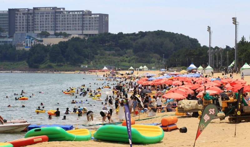 기록적 폭염과 초열대야 속 강원 동해안 해수욕장 누적 피서객 300만 돌파
