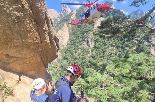 설악산 비선대 암벽등반 중 3m 추락한 50대 구조돼