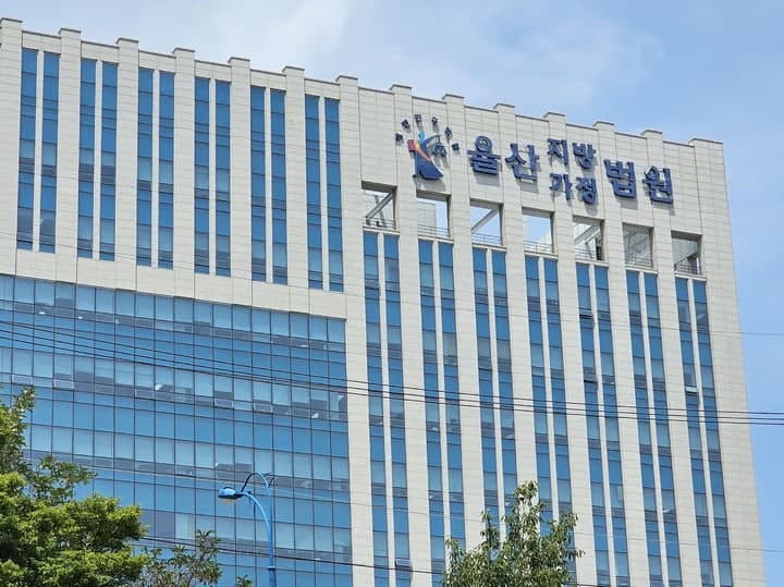 택시기사 흉기로 위협해 금품 빼앗으려 한 50대 노숙인 징역 2년
