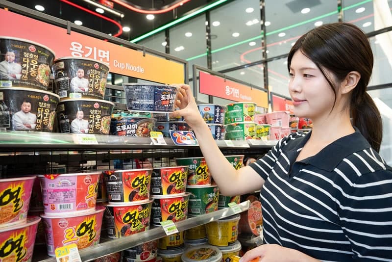 세븐일레븐 해외 명물 라면 300만 개 돌파, 소도시 미식 전략 통했다