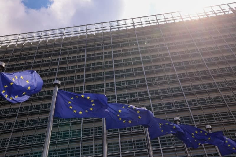 EU, AI 생성물 '라벨 의무화' 본격 가동…위반 시 최대 590억 과징금