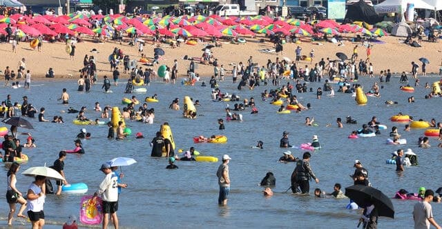 직장인 절반은 휴가 중에도 업무 연락… '연결되지 않을 권리'는 국회에 멈춰
