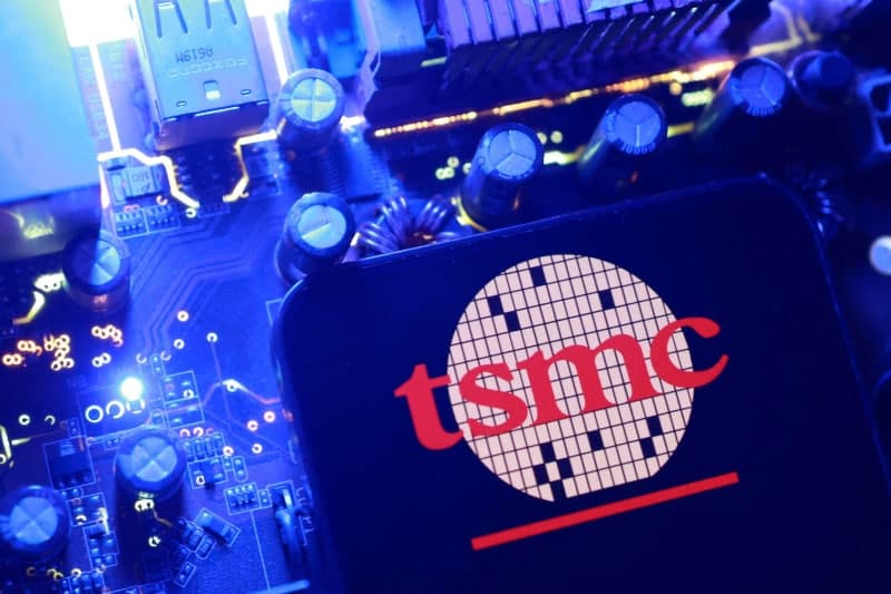 TSMC, 인텔 EMIB 닮은 패키징 기술 개발 착수…고객사 이탈 차단 나선다