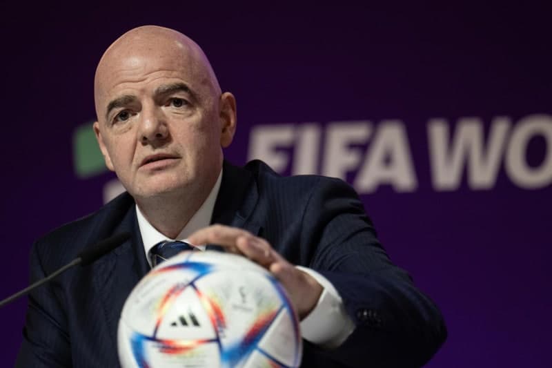 잔니 인판티노 FIFA 회장, 4연임 위기…탄핵론 확산