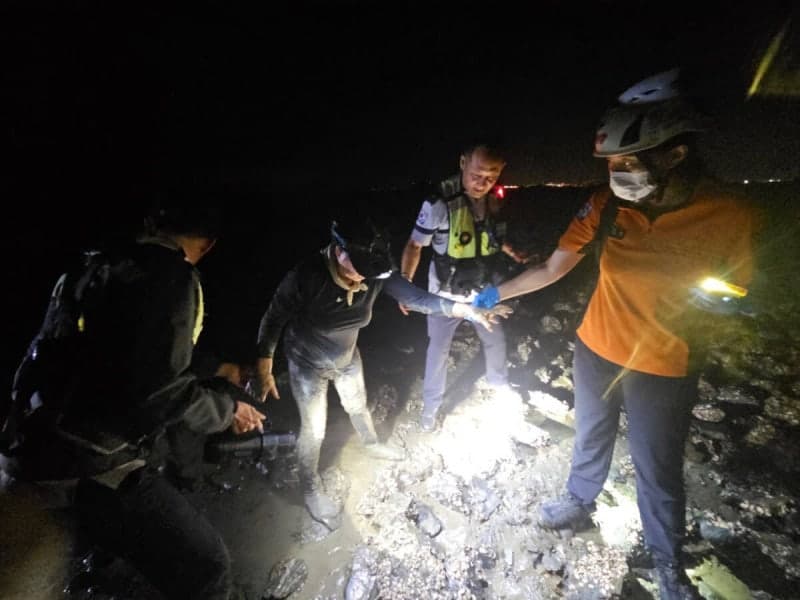안산 방아머리해변 야간 해루질객 2명 갯벌 고립 50분 만에 구조