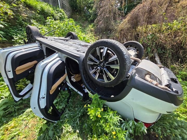 양평 카페 주차장서 후진하던 SUV 10m 아래로 추락…모녀 부상