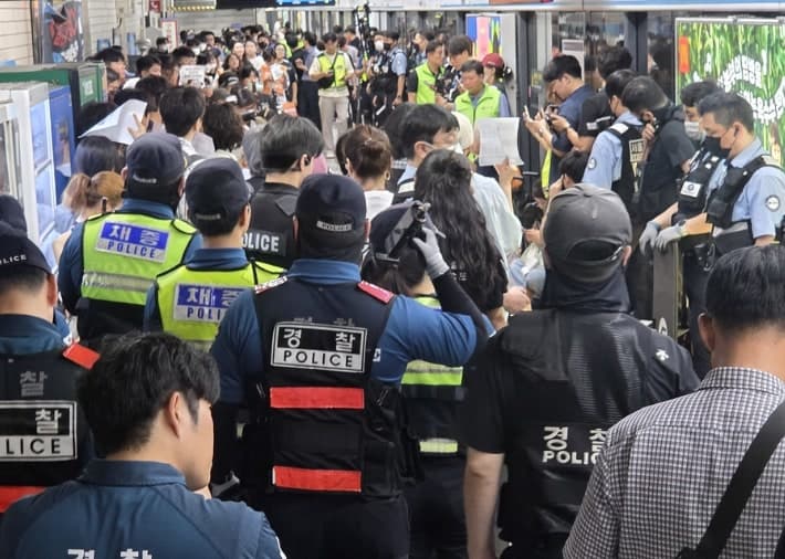 전장연, 출근길 지하철 탑승 시위 재개…4호선 혜화역 무정차 통과