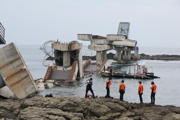 포항 보릿돌교 붕괴 원인 규명 나선다…해경·국과수 합동감식 착수
