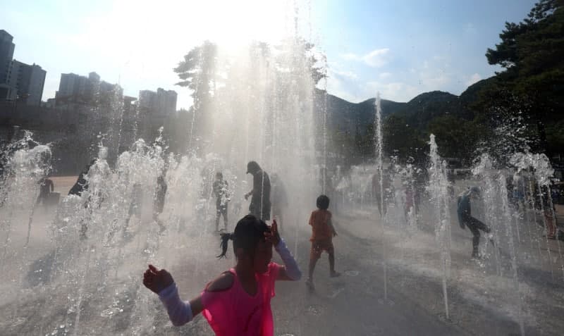 낮 최고 39도 '극단 더위'…전국 폭염특보 속 열대야 지속