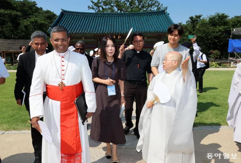 교황청 장관 15년 만에 한국 사찰 방문…종교 넘어 평화 논의