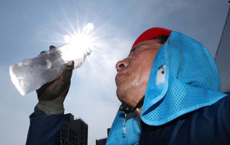 전국 낮 최고 38도 가마솥더위 절정…오후 곳곳 소나기