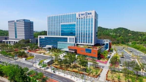 악수하며 여직원 손바닥 긁은 업체 대표, 법원 '강제추행 무죄'