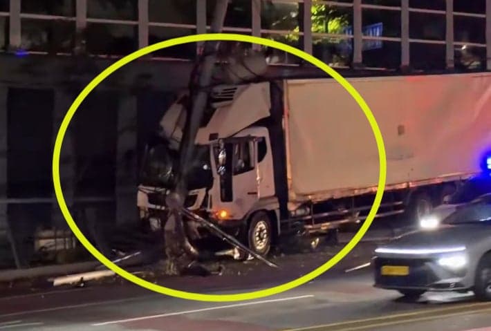 의정부서 11t 화물차 전봇대 충돌…상가 12곳 정전 및 도로 통제