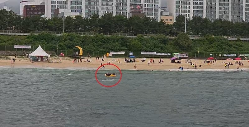 동해해경, CCTV 모니터링으로 이안류에 휩쓸린 70대 피서객 구조