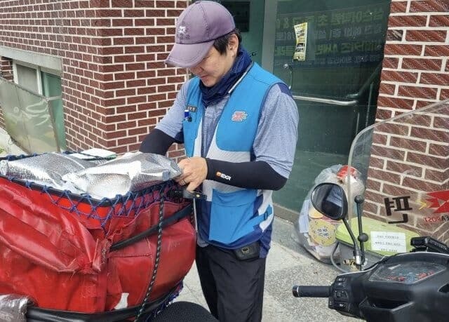 서울 광진구서 시작된 우체국 집배원의 돌봄 어르신 밑반찬 배달 서비스