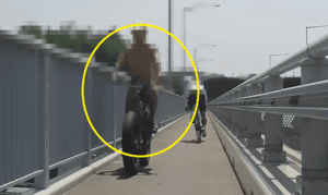 상의 탈의에 속옷 차림으로 한강 자전거 도로 누빈 남성 논란