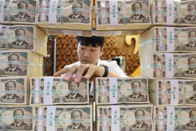 환율, 美 재무장관 안정 지지 발언과 외국인 순매수에 8원 하락