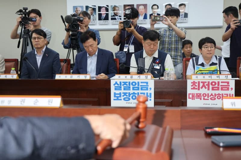 내년 최저임금 1만 700원 확정…노사 이의제기 모두 불수용