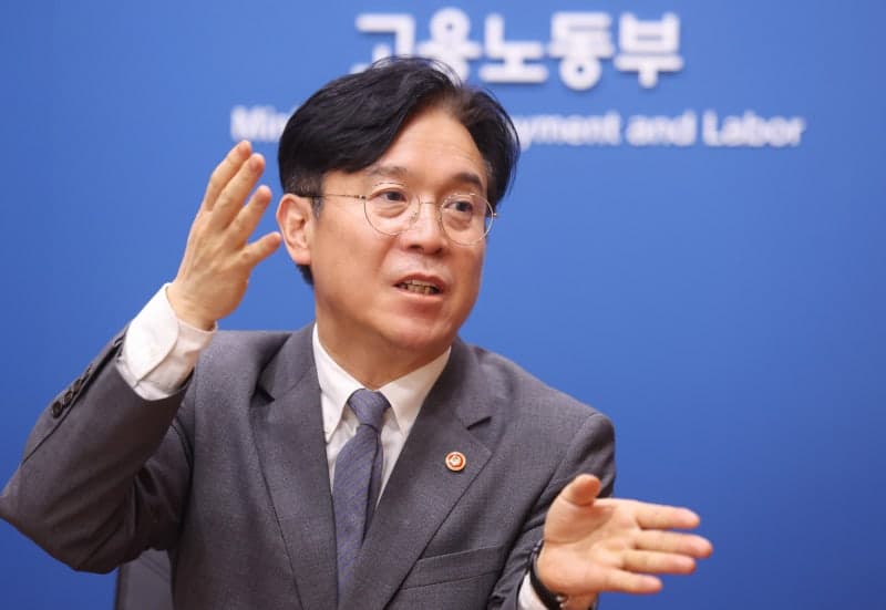 김영훈 노동장관 "메가특구 규제 완화 신중…청년 첫경력 국가책임제 내주 발표"