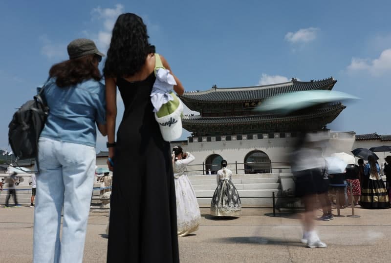폭염중대경보 발령에 경복궁 수문장 교대의식 중단 및 프로야구 1·2군 경기 취소