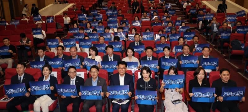 더불어민주당 청년 주도 당원 플랫폼 '모두의 민주' 출범…전당대회 선거운동장 변질 논란