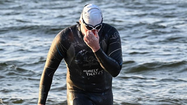 암 투병 어린이 위해 56시간 헤엄…발트해 160km 횡단 첫 성공한 '인간 물개'