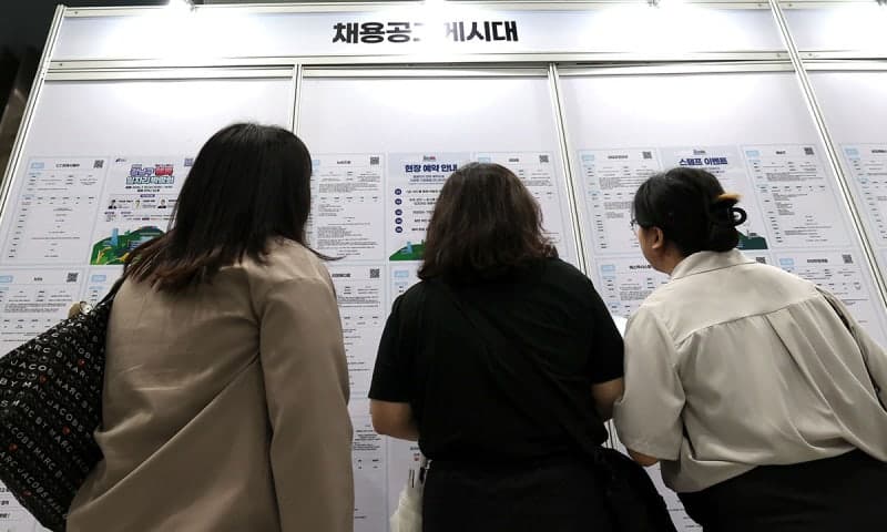 반도체 호황에도 고용 한파…올해 취업자 증가 전망치 반토막