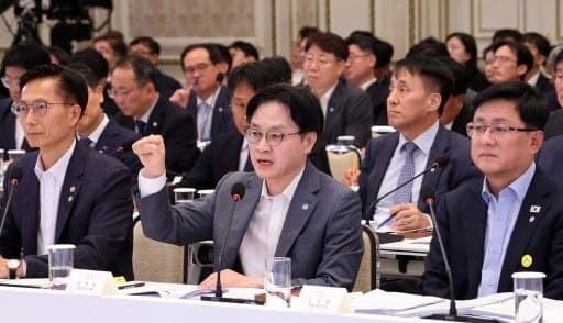 주 52시간제 특례 도입 두고 산업·노동 장관 정면충돌