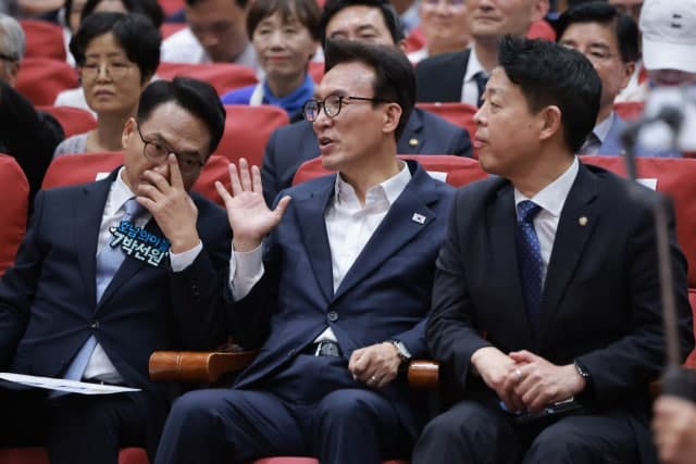 "게임 끝났다" vs "내가 과반"…민주당 당권 주자들 호남·수도권 총력전