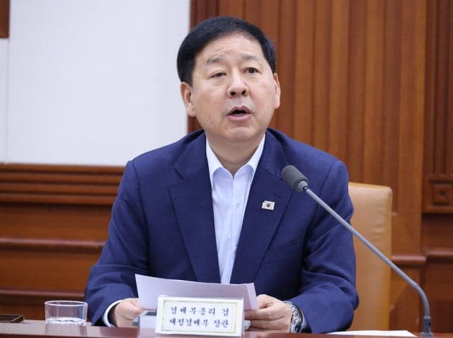 정부, 반도체 넘어 전 산업에 'AI 옷' 입힌다…경제구조 혁신 본격화