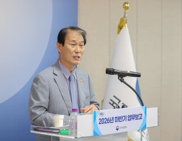 권오을 보훈장관, 노태우 전 대통령 묘역 참배 않기로…국민 정서 고려