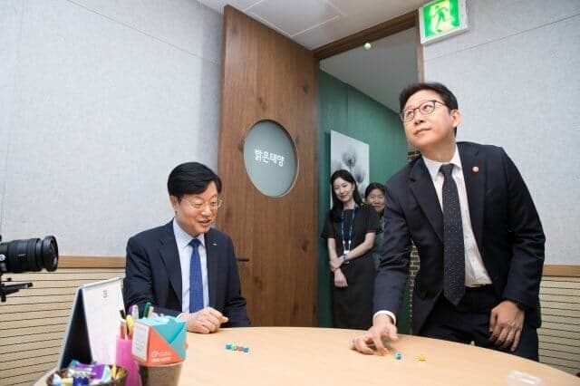 배경훈 부총리, 스마트쉼센터 방문해 스마트폰 과의존 대응 점검