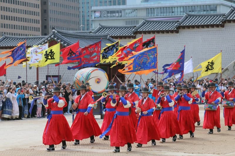 폭염으로 중단된 경복궁 수문장 교대 의식 8일부터 재개