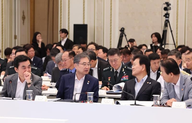 조현 외교장관의 '이상주의' 직격에 정동영 통일장관 "이상이 현실 바꾼다" 반박
