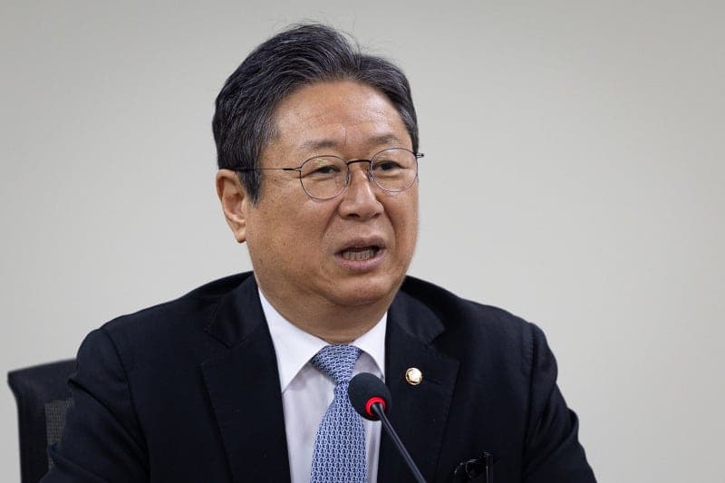 與 황희, 폐버스 리모델링한 '버스 하우스' 청년 주거 대안으로 제시