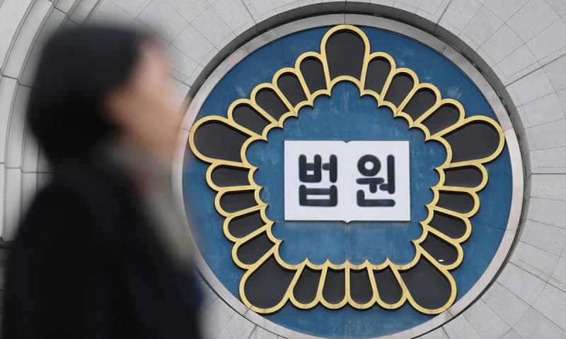 조폭 수용자에게 햄버거·불닭소스 반입하고 7천만원 챙긴 교도관 징역 7년
