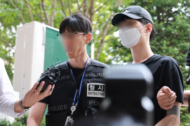 말다툼 끝에 어머니 살해한 10대 아들, 구속 심사 출석해 묵묵부답