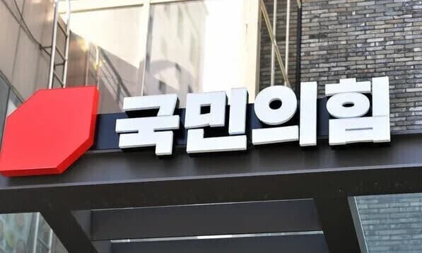 황희 '폐버스 청년주택' 제안에 야권 맹공…민주당 "실현 불가능한 해프닝"