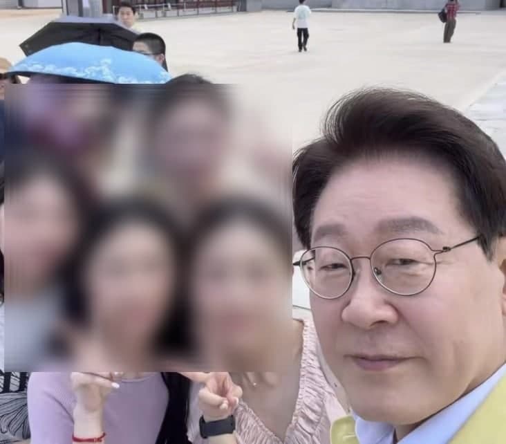 이재명 대통령, 경복궁서 中관광객과 '찰칵'…대륙 들썩