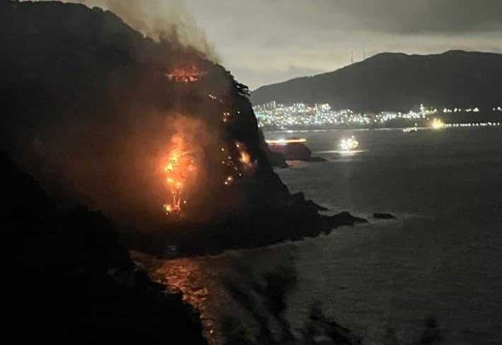 부산 암남공원 해안절벽 산불 발생…7시간 만에 완전 진화