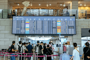 김포공항 국내선 청사 천장 대리석 와르르, 승객들 오가는 길목서 아찔한 사고