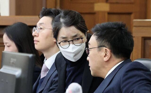 법정서 "나만 수사했죠" 항의한 김건희, 박지원 "뇌물 받은 영부인 있나"