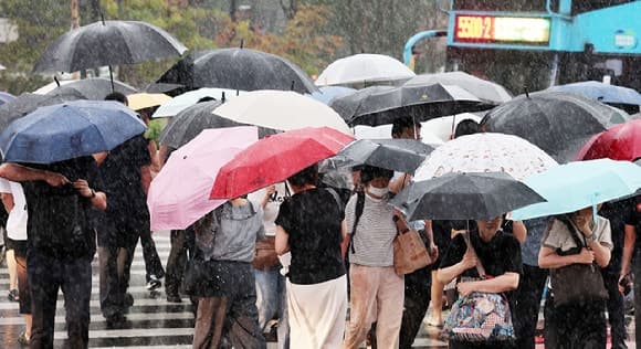 제15호 태풍 찬홈 온대저기압으로 약화…동해안 비 이어지고 내륙 소나기