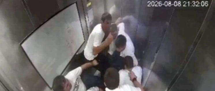 정원 초과한 러시아 아파트 엘리베이터 15m 추락…4명 골절상